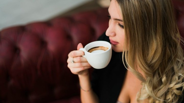 Σας χύθηκε καφές στον καναπέ; Δείτε πώς θα τον καθαρίσετε – ΒΙΝΤΕΟ