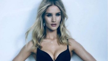 Η Ρόζι Χάντινγκτον Γουίτλεϊ ποζάρει με σέξι εσώρουχα και αναστατώνει το Διαδίκτυο – ΦΩΤΟ