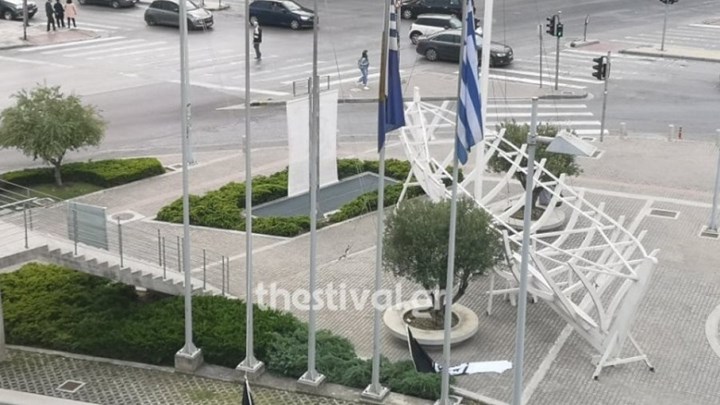 Κατέβασαν τις σημαίες του ΠΑΟΚ από το δημαρχείο Θεσσαλονίκης
