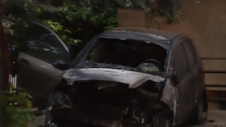 Άγνωστοι πυρπόλησαν το αυτοκίνητο της δημοσιογράφου Μίνας Καραμήτρου – ΒΙΝΤΕΟ