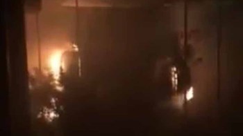Καρέ – καρέ η εμπρηστική επίθεση στο αυτοκίνητο της Μίνας Καραμήτρου – ΒΙΝΤΕΟ