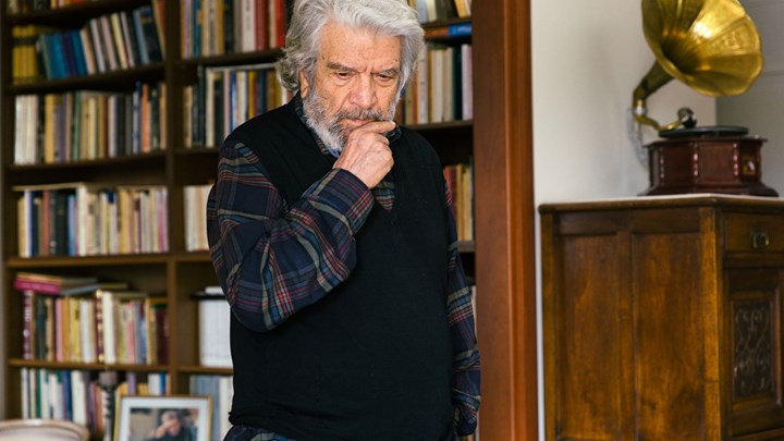 O Αντωνόπουλος απαγγέλλει ποιήματα από την «Αφύλακτη διάβασή» του