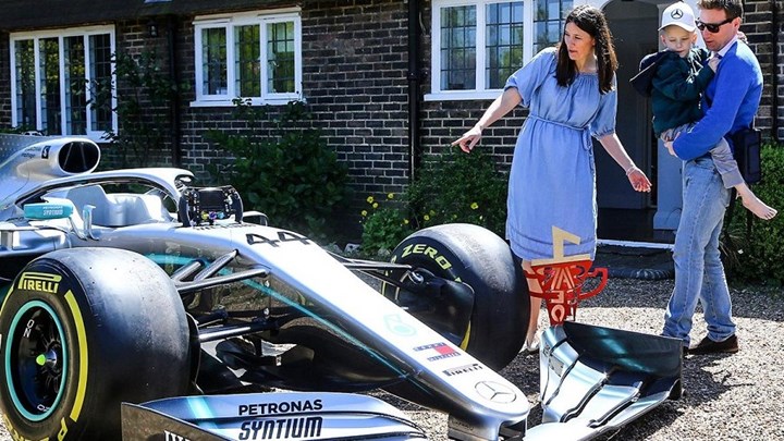 Ο Χάμιλτον έκανε έκπληξη σε παιδάκι που πάσχει από καρκίνο και του έστειλε κανονικό μονοθέσιο – ΦΩΤΟ