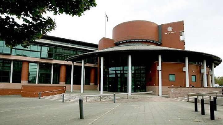 Χειροπέδες σε αστυνομικό που κατέγραψε τη στιγμή που βίασε γυναίκα στον ύπνο της – ΦΩΤΟ