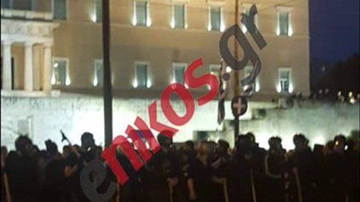 Εικόνες από την πορεία για τον Κουφοντίνα στο κέντρο της Αθήνας – ΦΩΤΟ