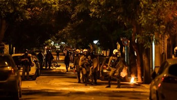 ΚΙΝΑΛ: Επίθεση με πάνω από 40 μολότοφ στη Χαρίλαου Τρικούπη