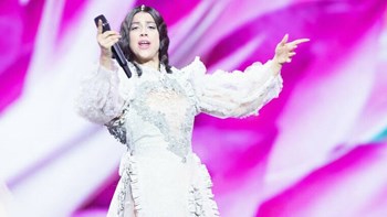 Μαγική εμφάνιση από την Κατερίνα Ντούσκα στη σκηνή της Eurovision – ΦΩΤΟ