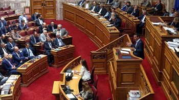 Ψηφίζονται σήμερα η 13η σύνταξη, οι 120 δόσεις και ο μειωμένος ΦΠΑ