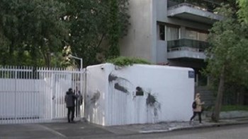 Ο Ρουβίκωνας ανέλαβε την ευθύνη για την επίθεση με μπογιές στο σπίτι του Αμερικανού πρέσβη – ΒΙΝΤΕΟ