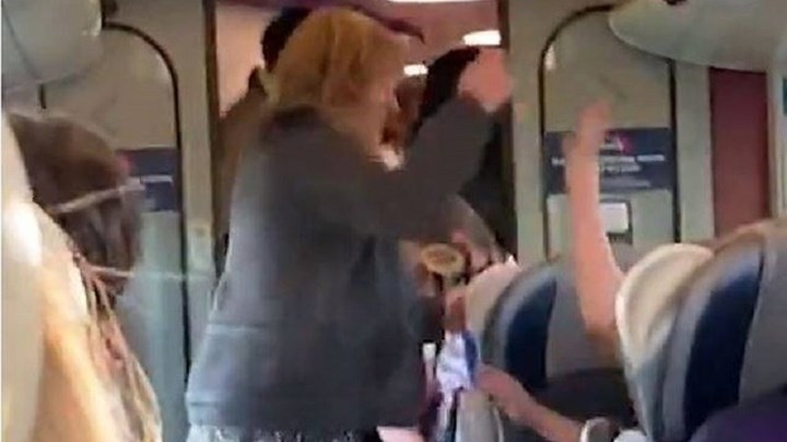 Επιβάτες αμαξοστοιχίας πιάστηκαν στα χέρια σε έναν τρικούβερτο καβγά – ΒΙΝΤΕΟ