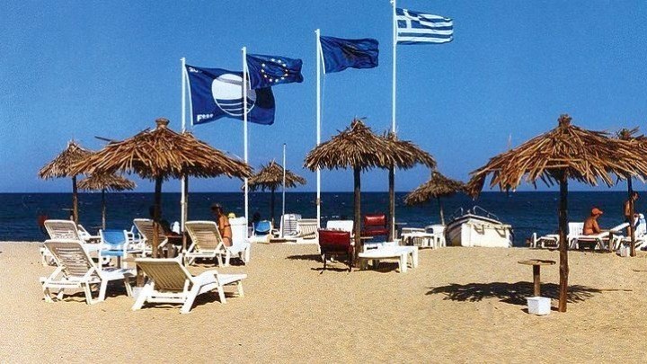 Δεύτερη στον κόσμο σε “γαλάζιες σημαίες” η Ελλάδα – Ολόκληρη η λίστα με τις βραβευμένες παραλίες