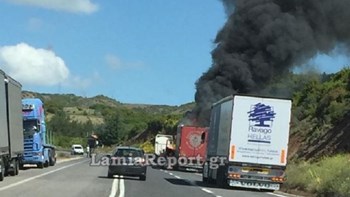 Νταλίκα “λαμπάδιασε” στην οδό Λαμίας-Δομοκού – ΒΙΝΤΕΟ