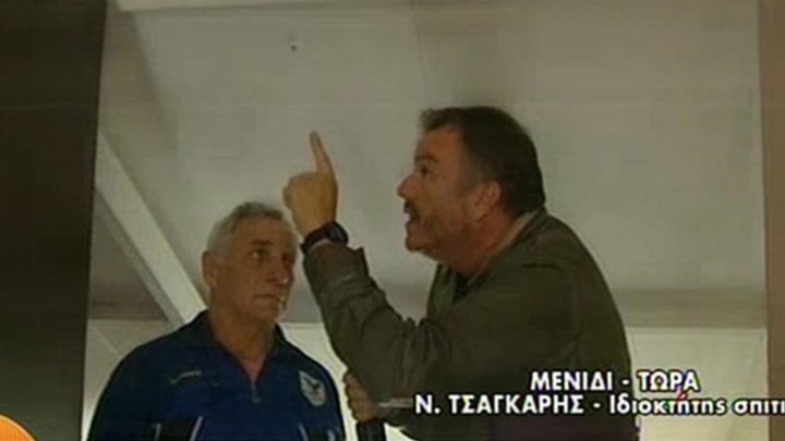 ”Αδέσποτη” σφαίρα καρφώθηκε σε σπίτι στο Μενίδι – ΒΙΝΤΕΟ