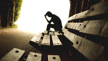 Βρήκε τον γιο του κρεμασμένο στο σπίτι του