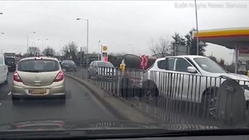 Αδίστακτος κλέφτης αυτοκινήτων παρασύρει αστυνομικό για να γλιτώσει – ΒΙΝΤΕΟ