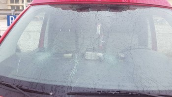 Γονέας στη Χίο έσπασε το παρμπρίζ ασθενοφόρου και χτύπησε τραυματιοφορέα