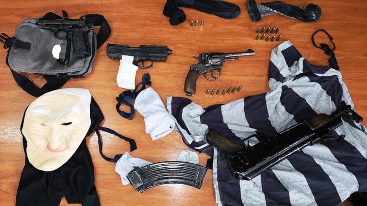Εξαρθρώθηκε η σπείρα που έκανε ένοπλες ληστείες σε βενζινάδικα και ιδιωτικά πάρκινγκ στα Μεσόγεια – ΦΩΤΟ