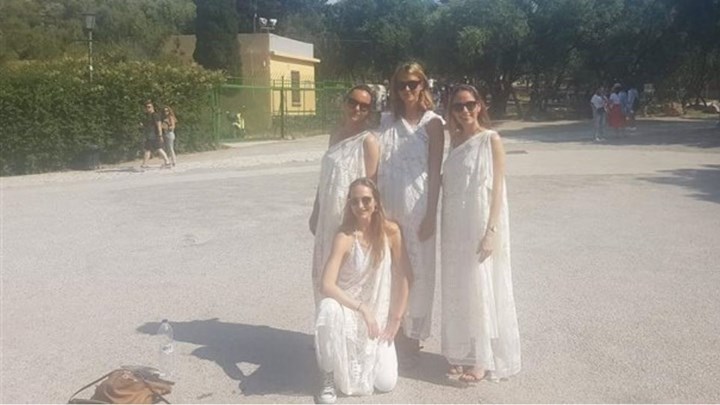 Γερμανίδες τουρίστριες ”έφαγαν πόρτα” στην Ακρόπολη επειδή ήταν ντυμένες… αρχαίες Ελληνίδες