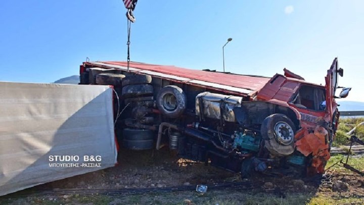 Τροχαίο ατύχημα στην Αργολίδα- Ανετράπη νταλίκα -ΦΩΤΟ- BINTEO
