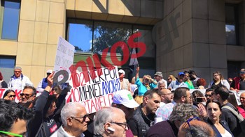 Συγκέντρωση διαμαρτυρίας των πυρόπληκτων έξω από το υπουργείο Περιβάλλοντος – ΦΩΤΟ