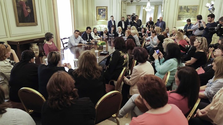 Τσίπρας: Αύξηση 10% στους μισθούς των καθαριστριών σχολείων και ένταξη στα βαρέα και ανθυγιεινά  – ΦΩΤΟ