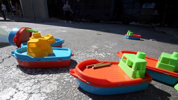 Διαμαρτυρία της ΠΟΕΔΗΝ με… βαρκούλες και πούρα έξω από το Μαξίμου – ΦΩΤΟ