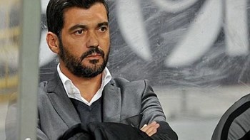 Στα χέρια με οπαδό της Πόρτο ο Κονσεϊσάο – ΦΩΤΟ