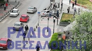 Αναστάτωση στη Θεσσαλονίκη: Ι.Χ. έπεσε σε στάση λεωφορείου – ΒΙΝΤΕΟ
