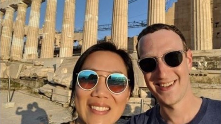 Στην Αθήνα ο Mr. Facebook – Η selfie με τη σύζυγό του μπροστά από τον Παρθενώνα – ΦΩΤΟ