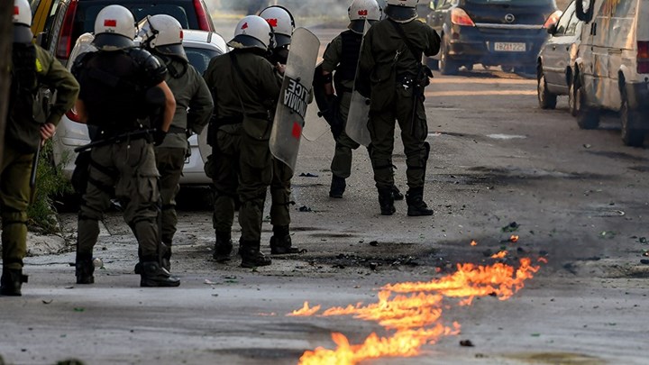 Σοβαρά επεισόδια στη Λεωφόρο Αθηνών πριν από την ομιλία Κασιδιάρη – ΦΩΤΟ