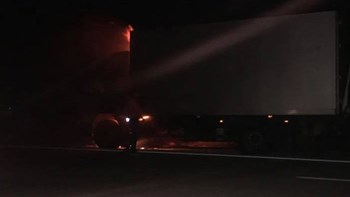 Νταλίκα τυλίχθηκε στις φλόγες στην Κρήτη – ΒΙΝΤΕΟ