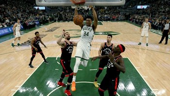 Ασταμάτητοι οι Μπακς του Αντετοκούνμπο «σάρωσαν» τους Ράπτορς με 125-103 και έκαναν το 2-0 στη σειρά των τελικών της Ανατολής