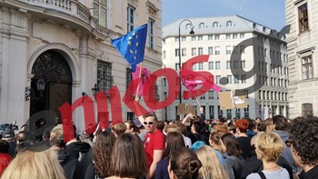 Χιλιάδες διαδηλωτές στη Βιέννη πανηγυρίζουν για την παραίτηση του Στράχε – ΦΩΤΟ Αναγνώστη