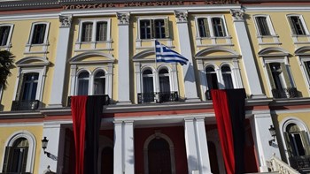 Κοκκινόμαυρα λάβαρα στο Υπουργείο Μακεδονίας Θράκης για τη Γενοκτονία των Ποντίων – ΦΩΤΟ