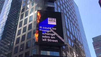 Ψηφιακή διαφημιστική γιγαντοοθόνη στην Τάιμς Σκουέαρ πήρε φωτιά – ΒΙΝΤΕΟ
