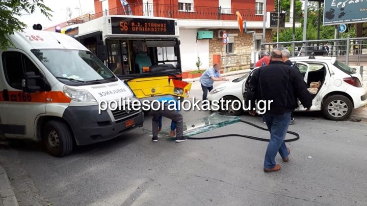 ΦΩΤΟ από τη σύγκρουση αυτοκινήτου με λεωφορείο – Τραυματίστηκε μητέρα και ο 10χρονος γιος της