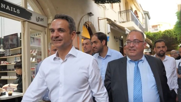 Η ατάκα του Μητσοτάκη σε κουρείο στην Κρήτη: Δεν πιστεύω να τα παίρνετε ΣΥΡΙΖΑ – BINTEO