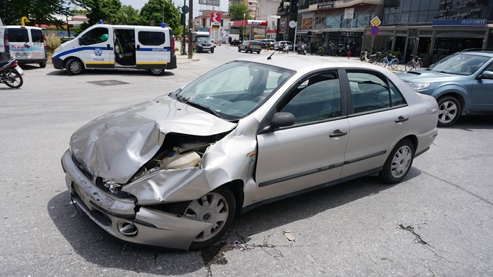 Τροχαίο ατύχημα στο κέντρο της Λάρισας – Μηχανή συγκρούστηκε με αυτοκίνητο -ΦΩΤΟ