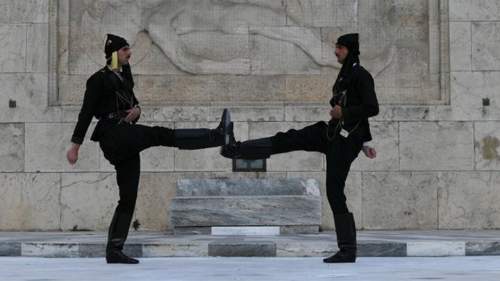 Συγκίνηση στο Σύνταγμα: Με Πόντιους Εύζωνες η αλλαγή της Προεδρικής Φρουράς – ΦΩΤΟ