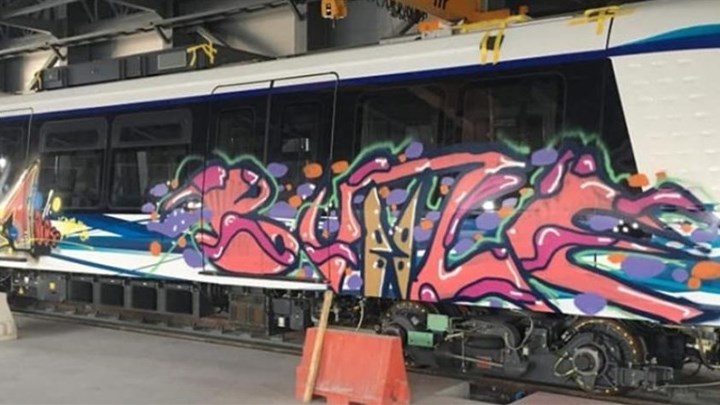Βανδάλισαν τα βαγόνια του Μετρό Θεσσαλονίκης – ΦΩΤΟ