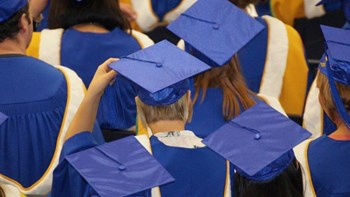 Δισεκατομμυριούχος καλύπτει τα σπουδαστικά δάνεια 400 φοιτητών