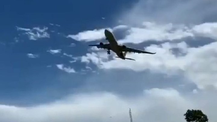 Τρόμος στον αέρα – Αεροπλάνο χτυπιέται σαν καρυδότσουφλο από ισχυρούς ανέμους – ΦΩΤΟ – ΒΙΝΤΕΟ