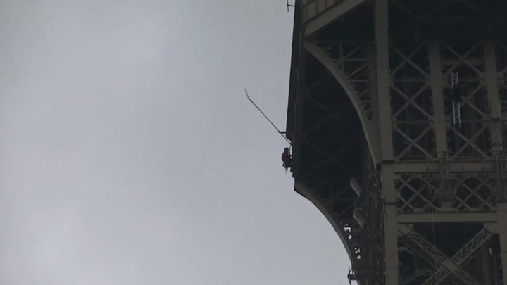 Live εικόνα από το Παρίσι – Άνδρας αναρριχάται στον Πύργο του Άιφελ