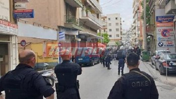 Αντιεξουσιαστές επιχείρησαν να πλησιάσουν το γήπεδο της ΕΑΠ όπου μιλά ο Κυριάκος Μητσοτάκης στην Πάτρα – ΒΙΝΤΕΟ