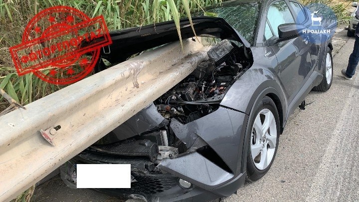 Τρομακτικό τροχαίο στη Ρόδο: Κιγκλίδωμα διαπέρασε αυτοκίνητο – Από θαύμα σώθηκε η οδηγός – ΦΩΤΟ