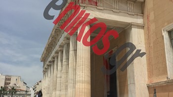 Θύελλα αντιδράσεων για την επίθεση του Ρουβίκωνα στη Βουλή – Ομόθυμη καταδίκη από τον πολιτικό κόσμο – ΒΙΝΤΕΟ