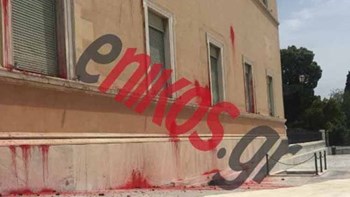 Μία σύλληψη για την επίθεση με μπογιές στη Βουλή – Τι δήλωσε ο Βούτσης