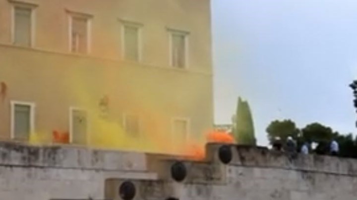 Βίντεο του Ρουβίκωνα από τη στιγμή της επίθεσης με μπογιές και καπνογόνα στη Βουλή