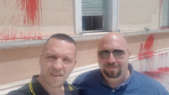 Προκαλούν Κασιδιάρης-Παναγιώταρος – Βγάζουν selfie στη βουλή με φόντο τις κόκκινες μπογιές