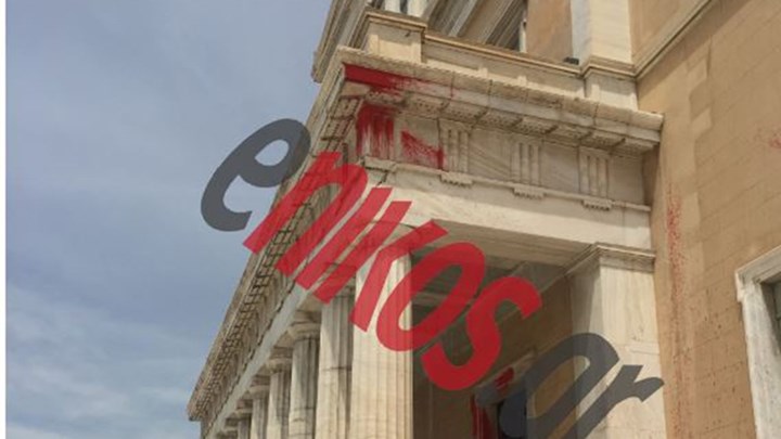 Η ΕΛ.ΑΣ περίμενε επίθεση στη Βουλή, αλλά δεν κατάφερε να την αποφύγει – ΦΩΤΟ